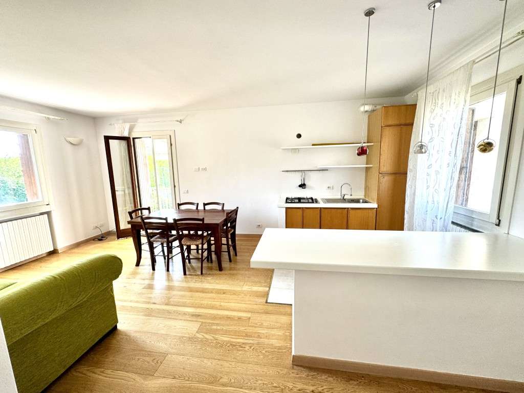 schicke 2-Zi.-Wohnung mit gr. Balkon, Fernblick und Pool am Gardasee