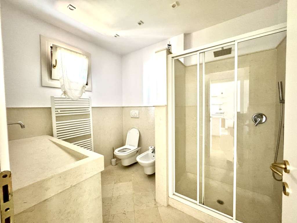 schicke 2-Zi.-Wohnung mit gr. Balkon, Fernblick und Pool am Gardasee