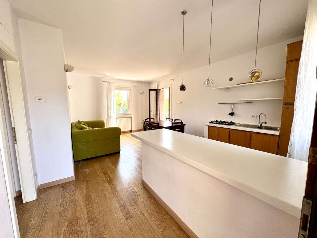 schicke 2-Zi.-Wohnung mit gr. Balkon, Fernblick und Pool am Gardasee