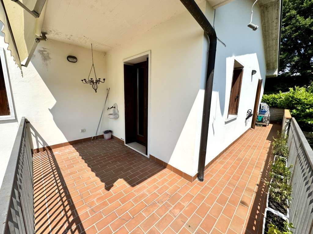 schicke 2-Zi.-Wohnung mit gr. Balkon, Fernblick und Pool am Gardasee