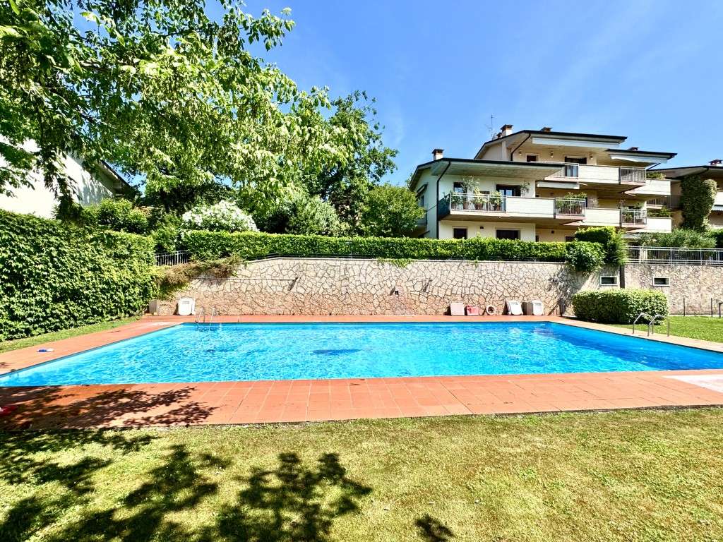 schicke 2-Zi.-Wohnung mit gr. Balkon, Fernblick und Pool am Gardasee
