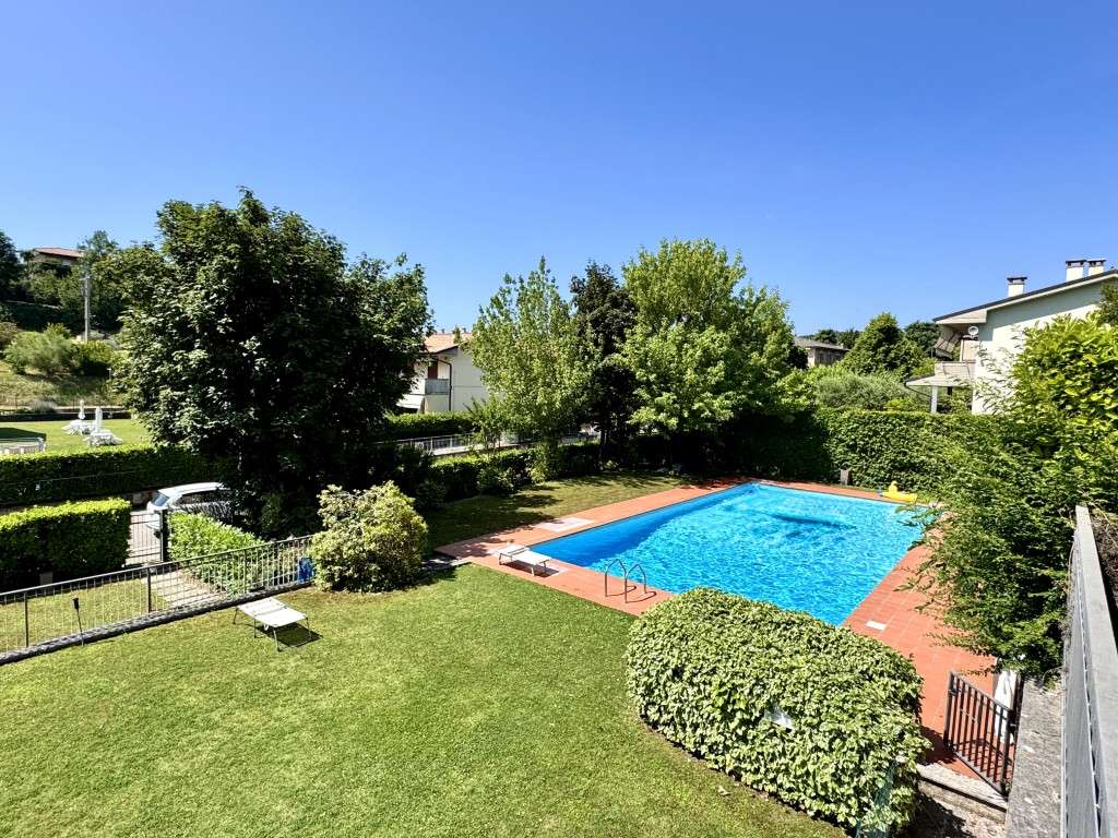 schicke 2-Zi.-Wohnung mit gr. Balkon, Fernblick und Pool am Gardasee