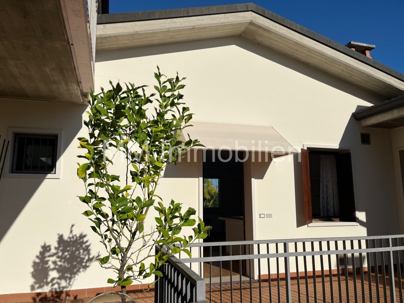 schicke 2-Zi.-Wohnung mit gr. Balkon, Fernblick und Pool am Gardasee