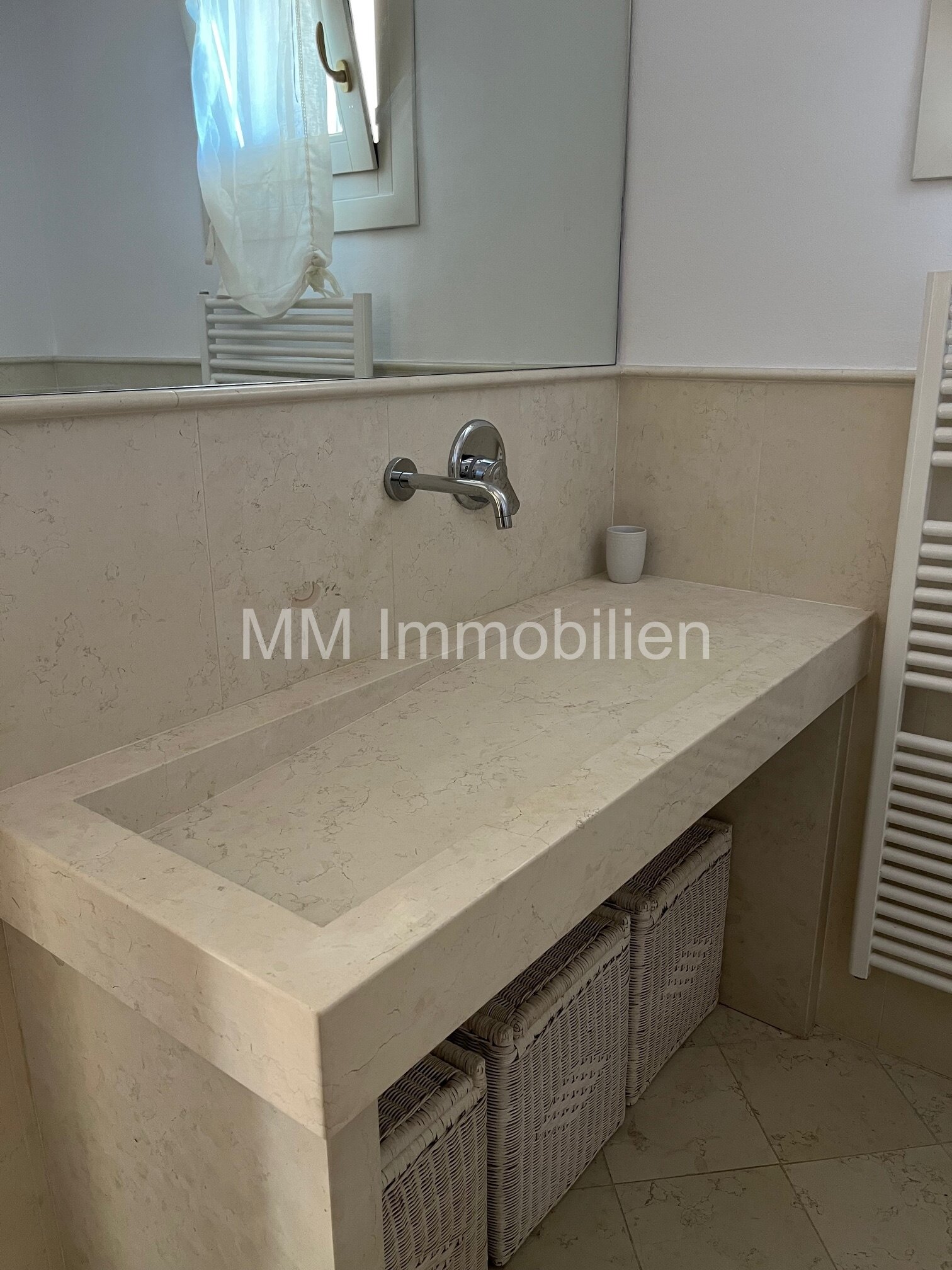 schicke 2-Zi.-Wohnung mit gr. Balkon, Fernblick und Pool am Gardasee