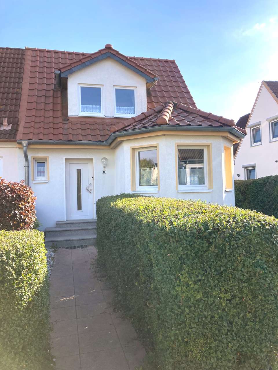 Besichtigung sofort: Doppelhaus, renoviert, in beliebter Lage, Gästehaus im Garten, 300m zum Strand