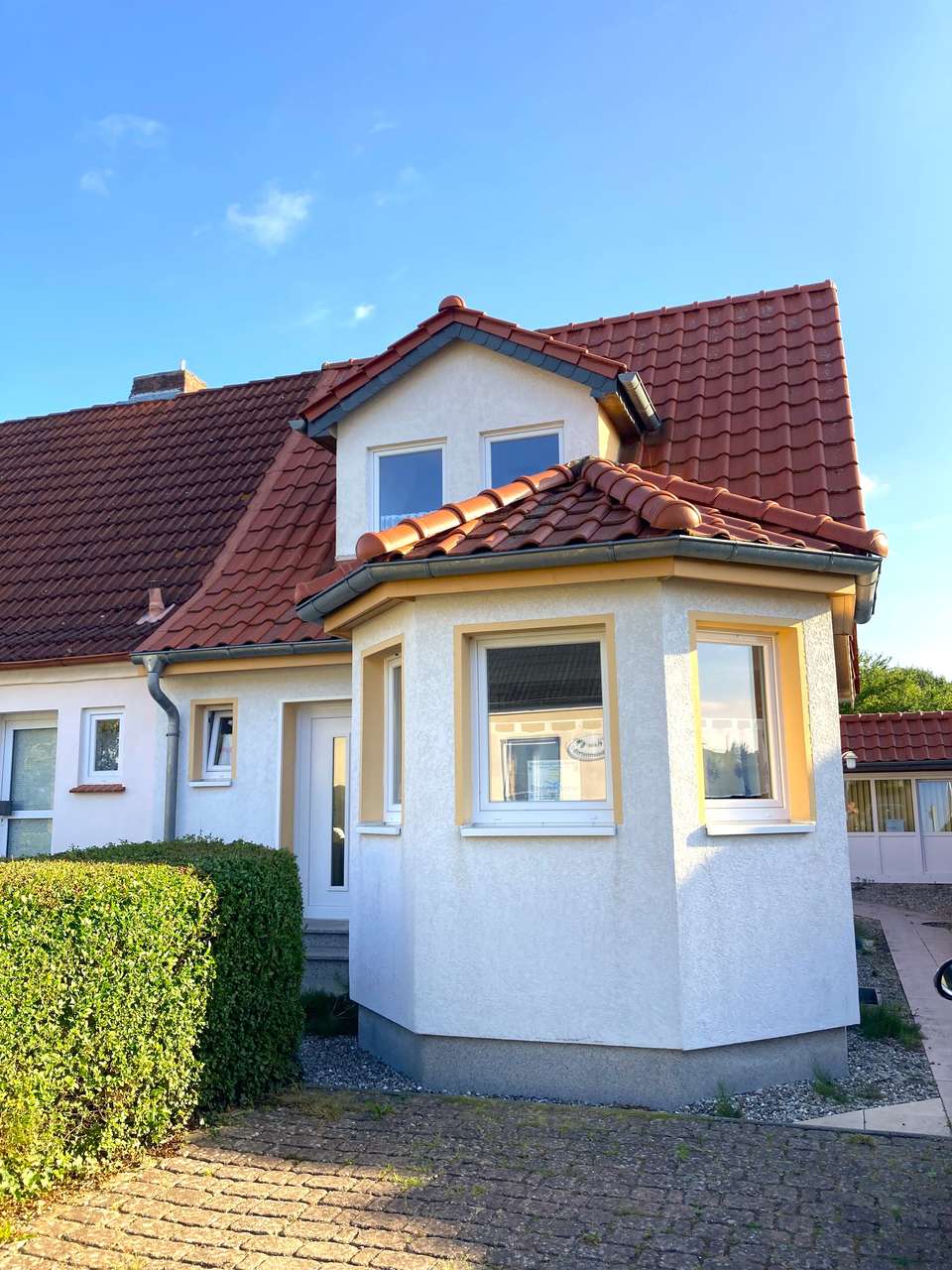 Besichtigung sofort: Doppelhaus, renoviert, in beliebter Lage, Gästehaus im Garten, 300m zum Strand