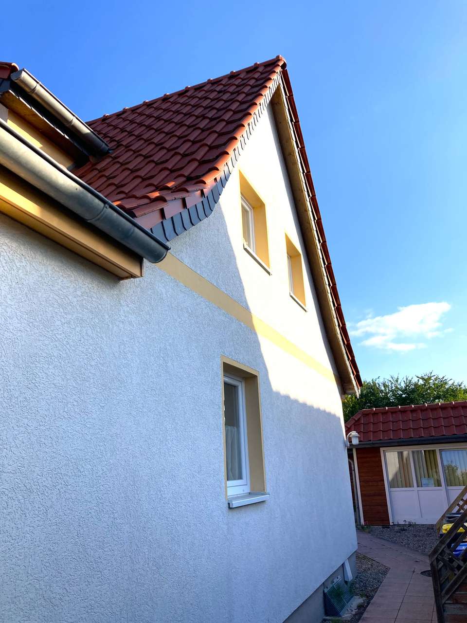 Besichtigung sofort: Doppelhaus, renoviert, in beliebter Lage, Gästehaus im Garten, 300m zum Strand
