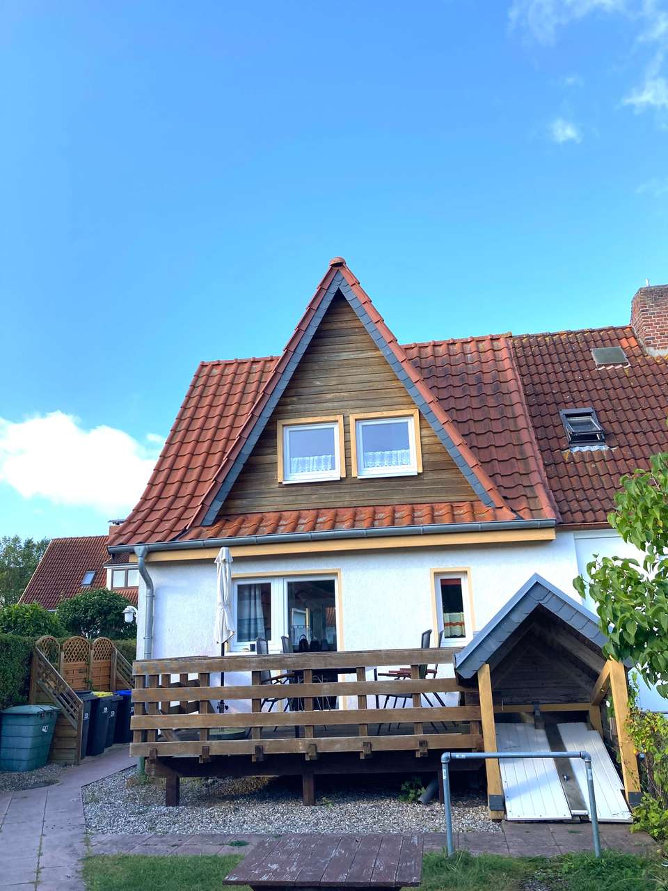 Besichtigung sofort: Doppelhaus, renoviert, in beliebter Lage, Gästehaus im Garten, 300m zum Strand
