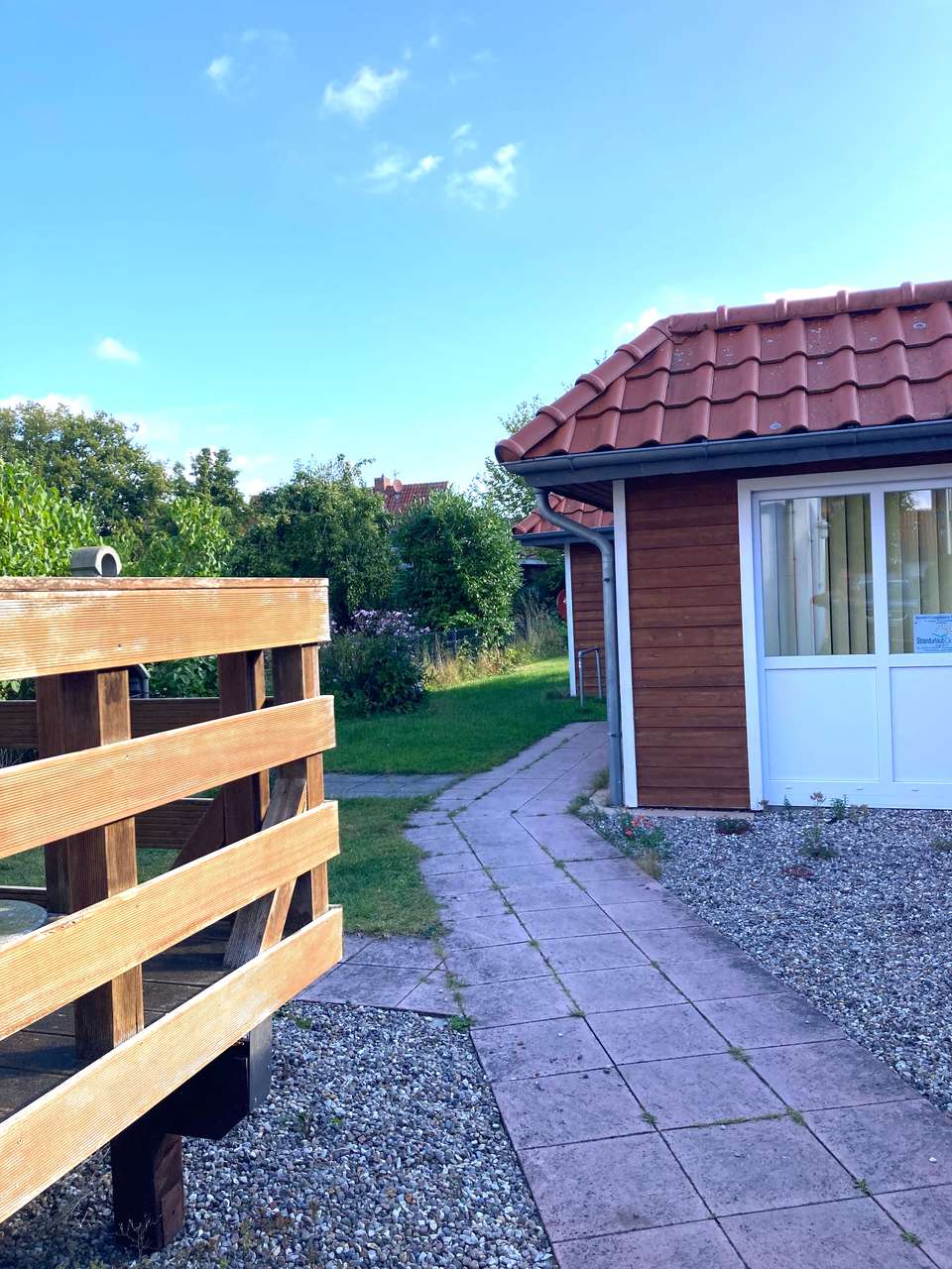 Besichtigung sofort: Doppelhaus, renoviert, in beliebter Lage, Gästehaus im Garten, 300m zum Strand