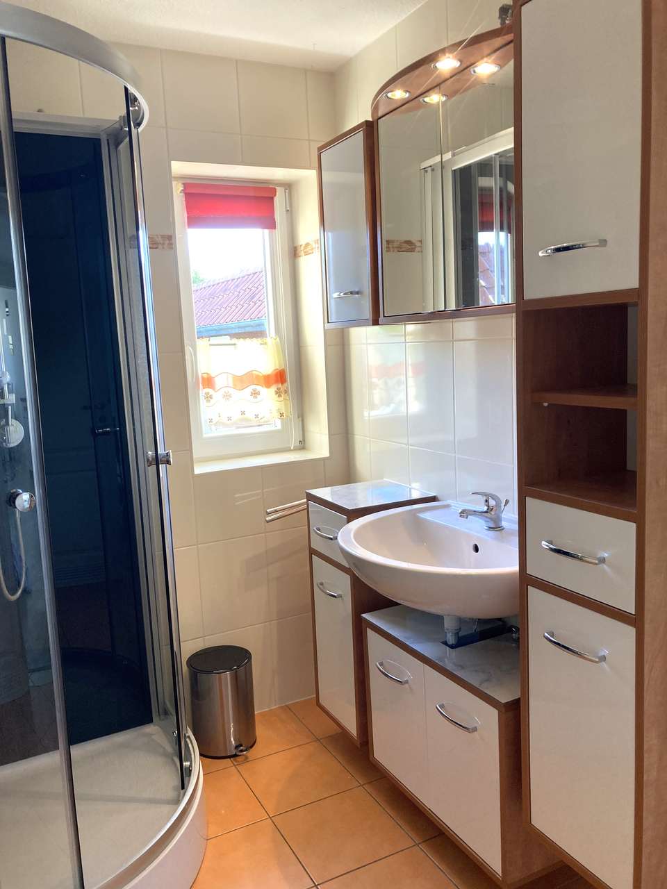 Besichtigung sofort: Doppelhaus, renoviert, in beliebter Lage, Gästehaus im Garten, 300m zum Strand