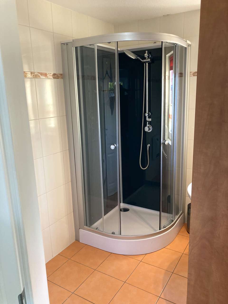 Besichtigung sofort: Doppelhaus, renoviert, in beliebter Lage, Gästehaus im Garten, 300m zum Strand