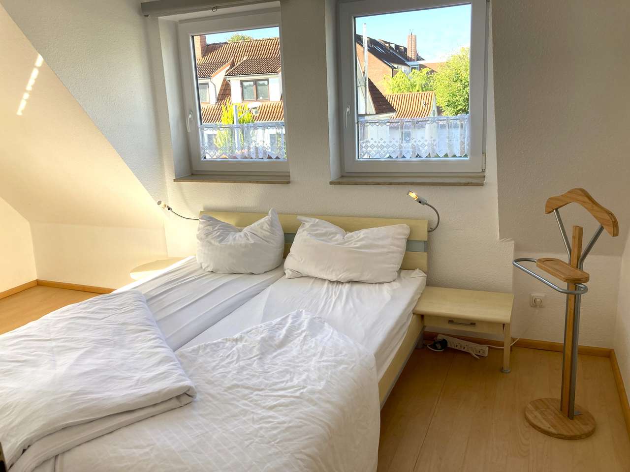 Besichtigung sofort: Doppelhaus, renoviert, in beliebter Lage, Gästehaus im Garten, 300m zum Strand