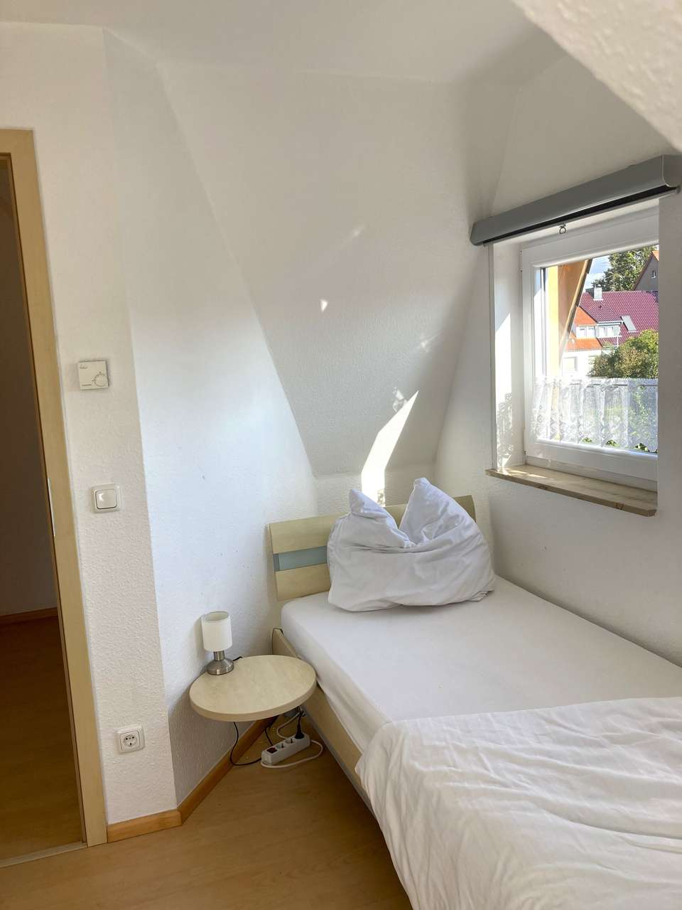 Besichtigung sofort: Doppelhaus, renoviert, in beliebter Lage, Gästehaus im Garten, 300m zum Strand