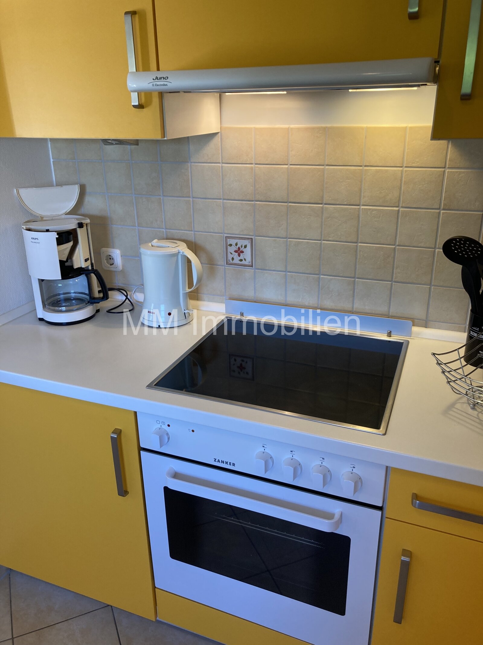 Besichtigung sofort: Doppelhaus, renoviert, in beliebter Lage, Gästehaus im Garten, 300m zum Strand