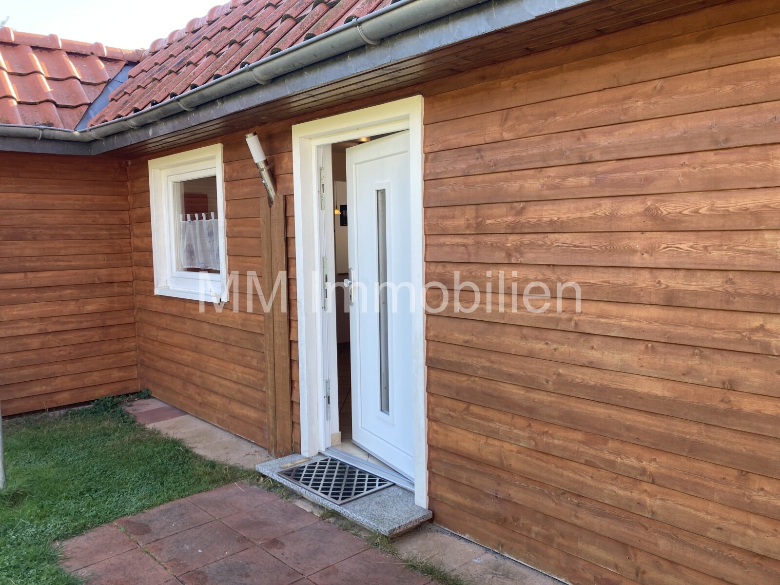 Besichtigung sofort: Doppelhaus, renoviert, in beliebter Lage, Gästehaus im Garten, 300m zum Strand