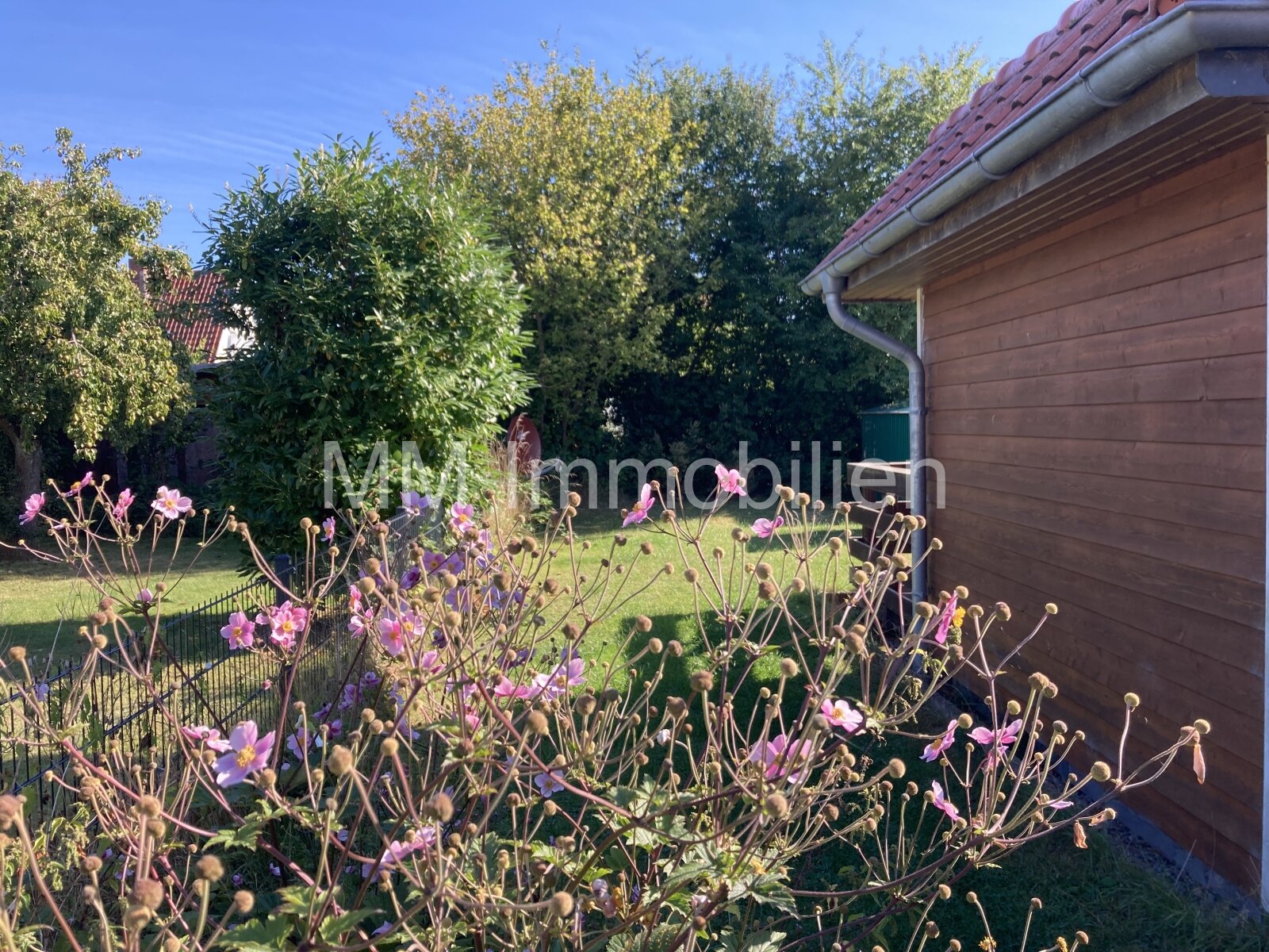 Besichtigung sofort: Doppelhaus, renoviert, in beliebter Lage, Gästehaus im Garten, 300m zum Strand