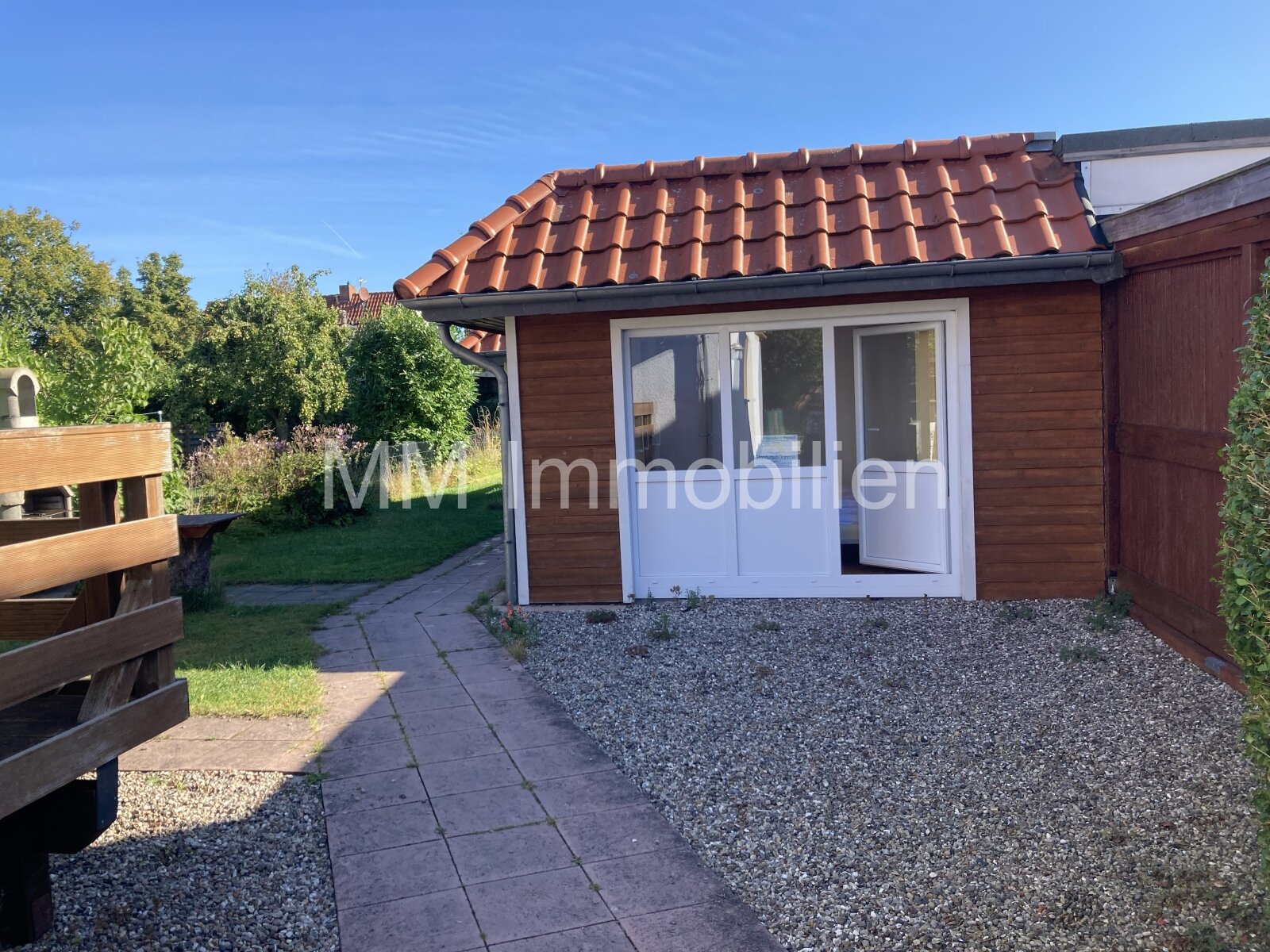 Besichtigung sofort: Doppelhaus, renoviert, in beliebter Lage, Gästehaus im Garten, 300m zum Strand