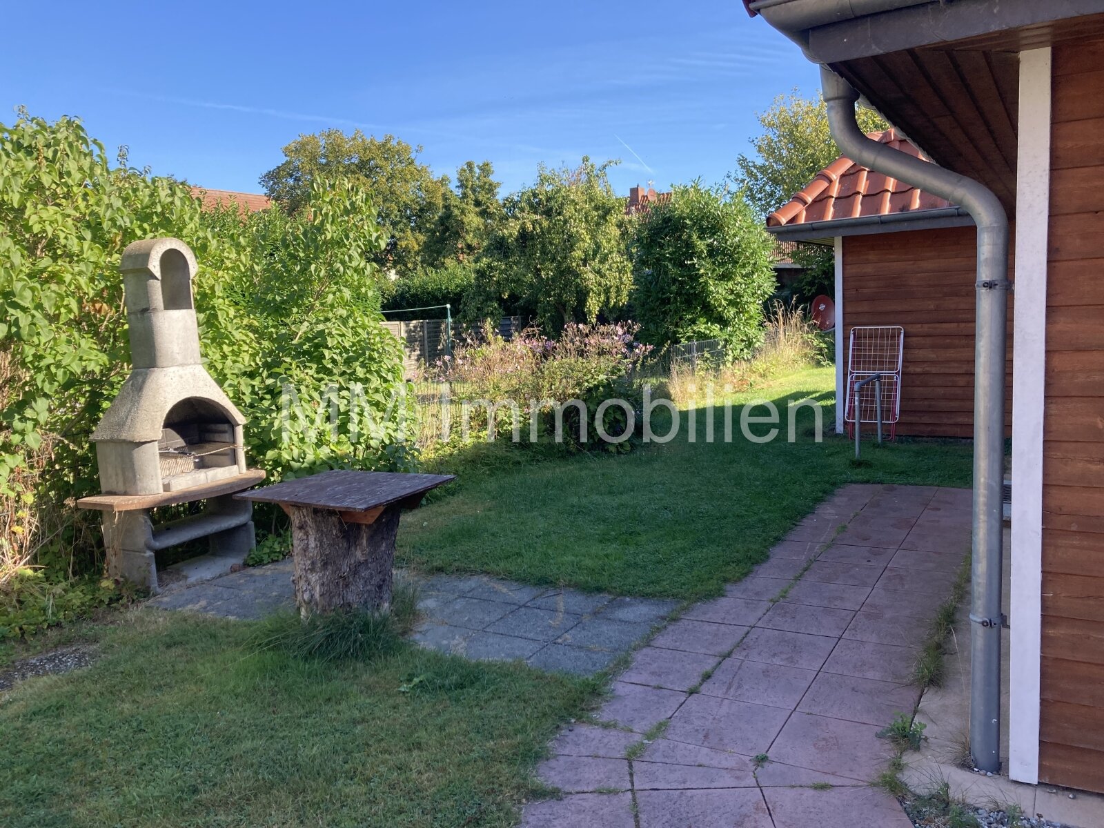 Besichtigung sofort: Doppelhaus, renoviert, in beliebter Lage, Gästehaus im Garten, 300m zum Strand