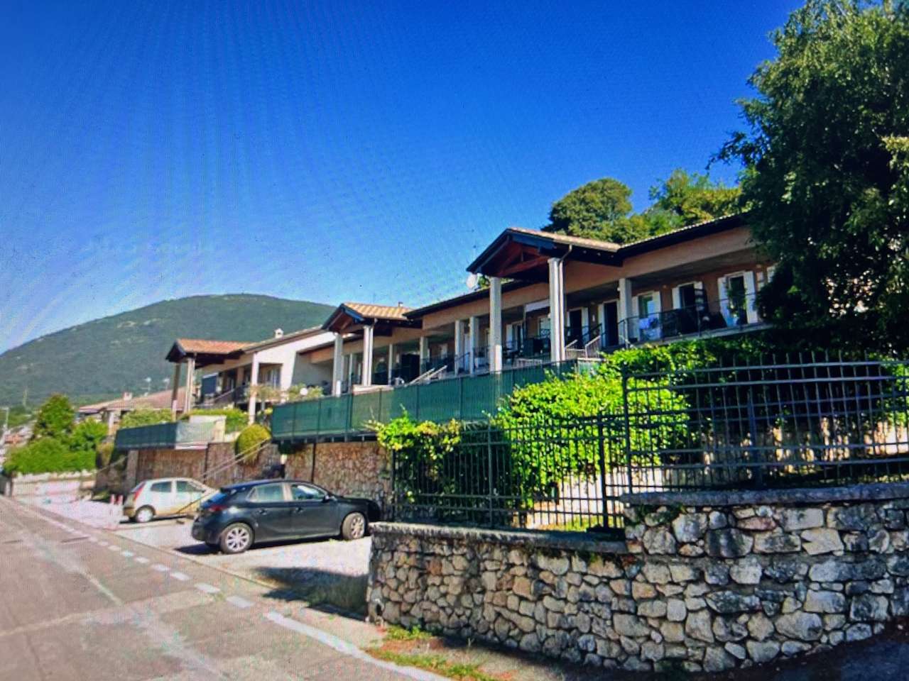Maisonette auf 2 Ebenen mit 4 Zi, 2 Balkone, Garage, 2 Pools, nahe Gardasee