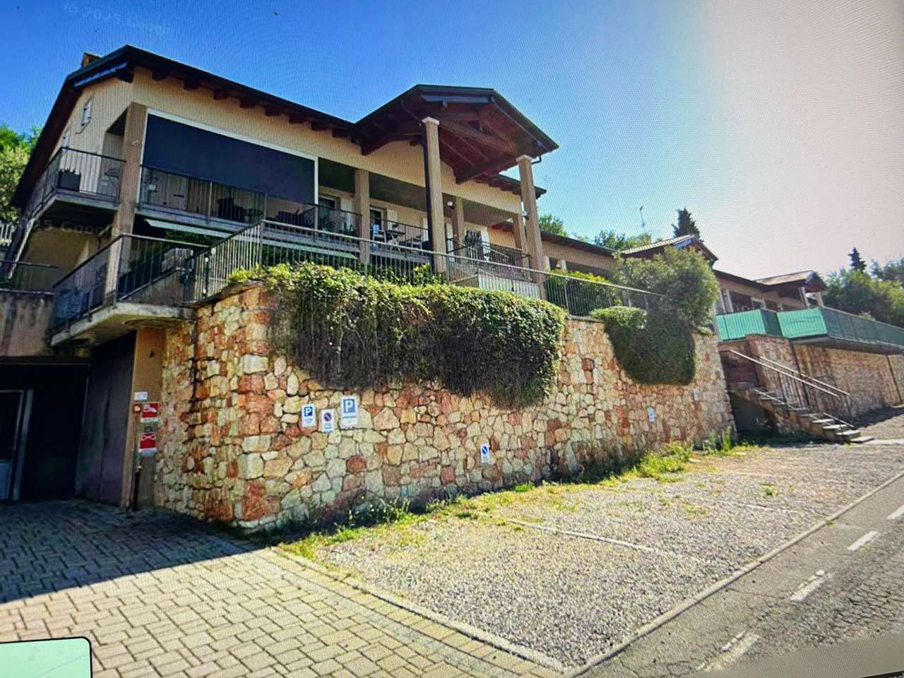 Maisonette auf 2 Ebenen mit 4 Zi, 2 Balkone, Garage, 2 Pools, nahe Gardasee