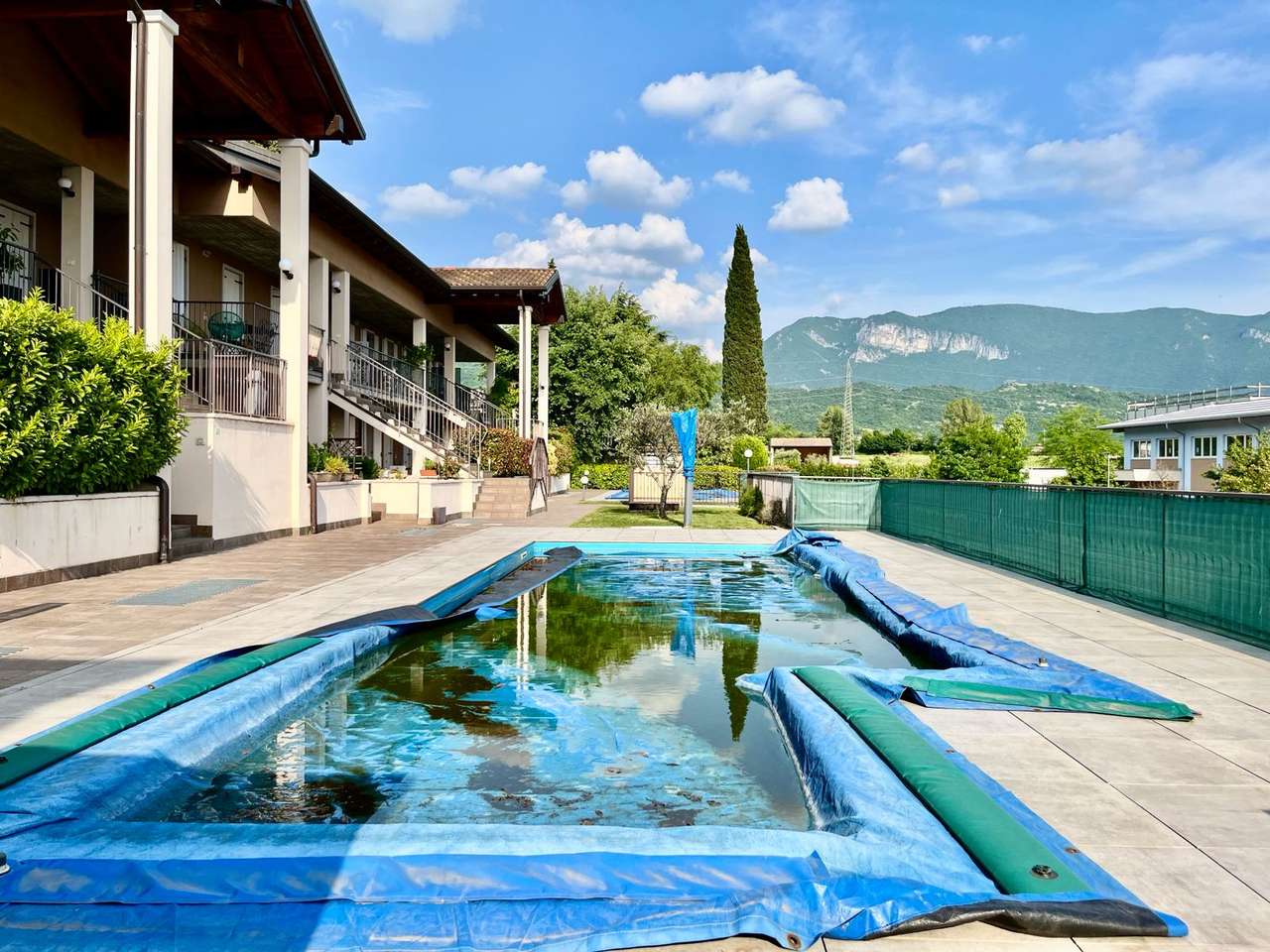 Maisonette auf 2 Ebenen mit 4 Zi, 2 Balkone, Garage, 2 Pools, nahe Gardasee