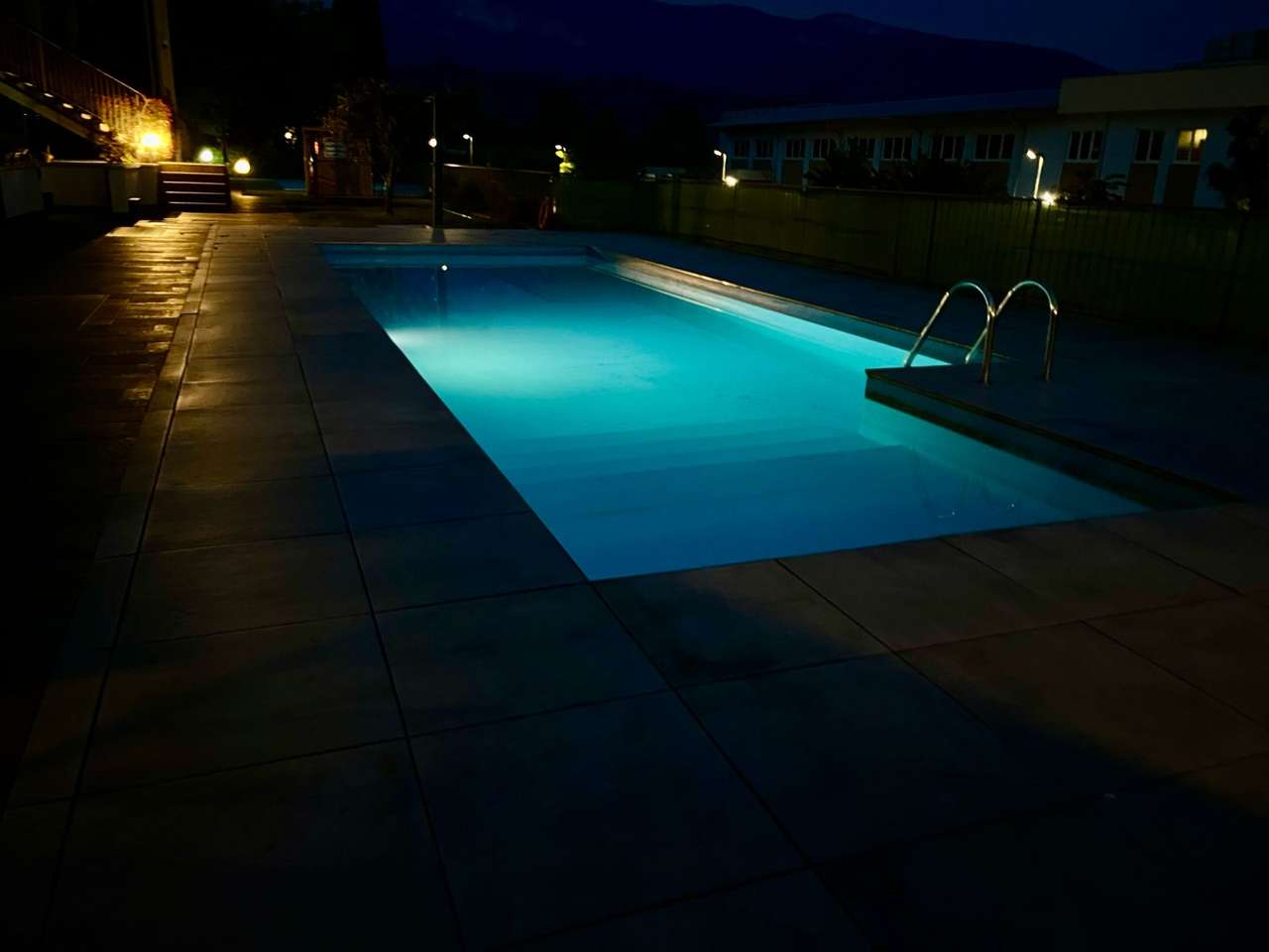 Maisonette auf 2 Ebenen mit 4 Zi, 2 Balkone, Garage, 2 Pools, nahe Gardasee