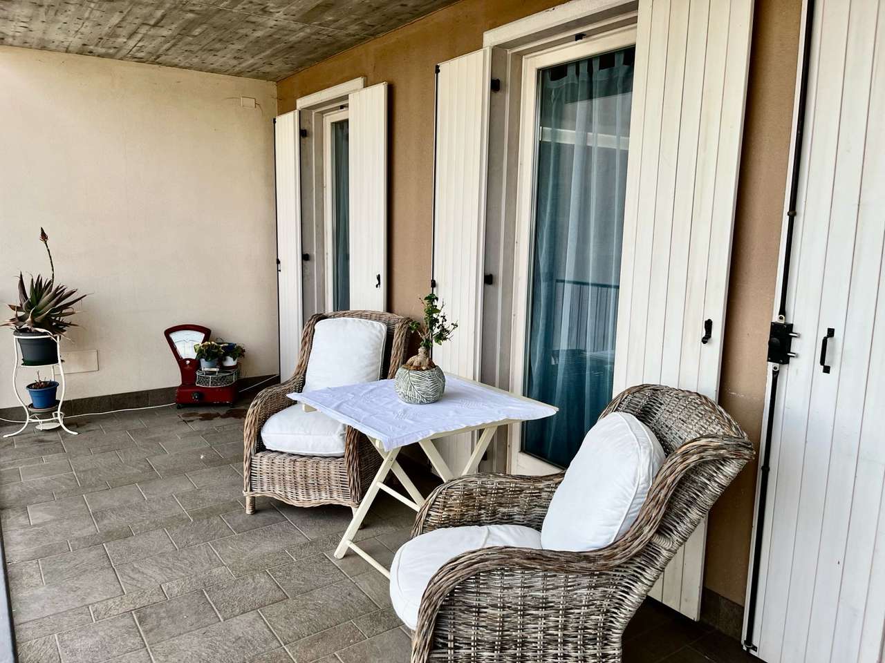 Maisonette auf 2 Ebenen mit 4 Zi, 2 Balkone, Garage, 2 Pools, nahe Gardasee