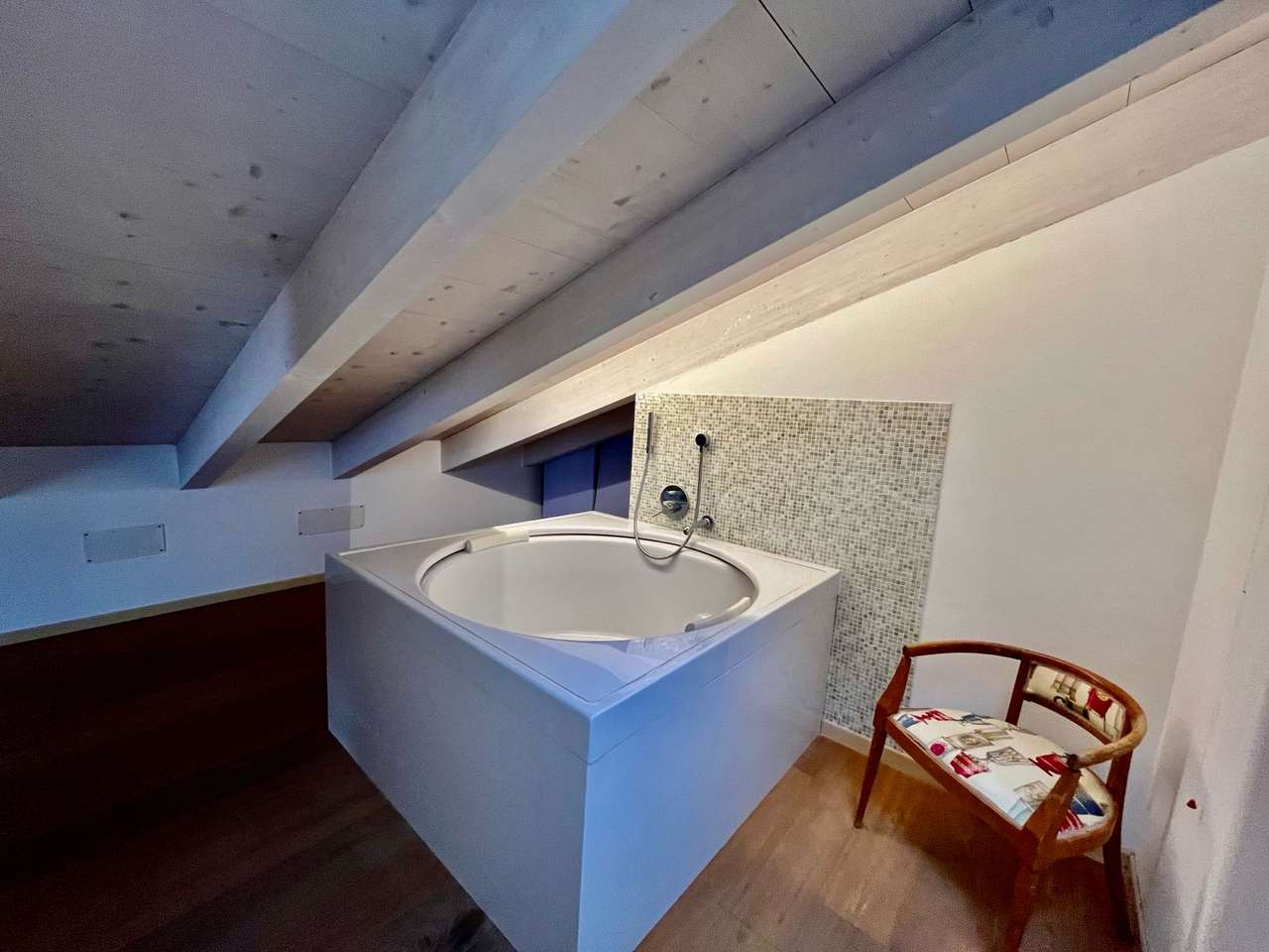 Maisonette auf 2 Ebenen mit 4 Zi, 2 Balkone, Garage, 2 Pools, nahe Gardasee