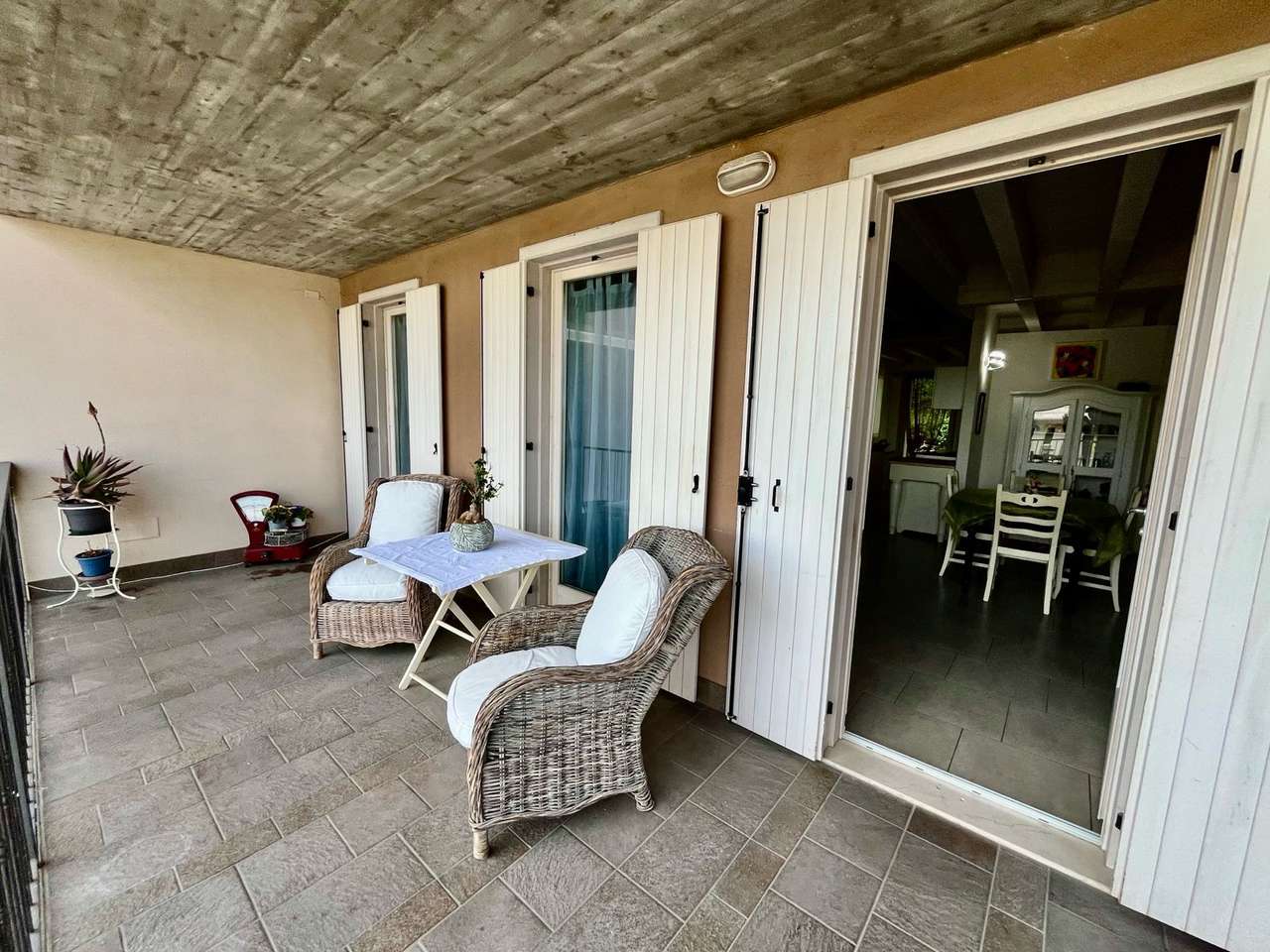 Maisonette auf 2 Ebenen mit 4 Zi, 2 Balkone, Garage, 2 Pools, nahe Gardasee