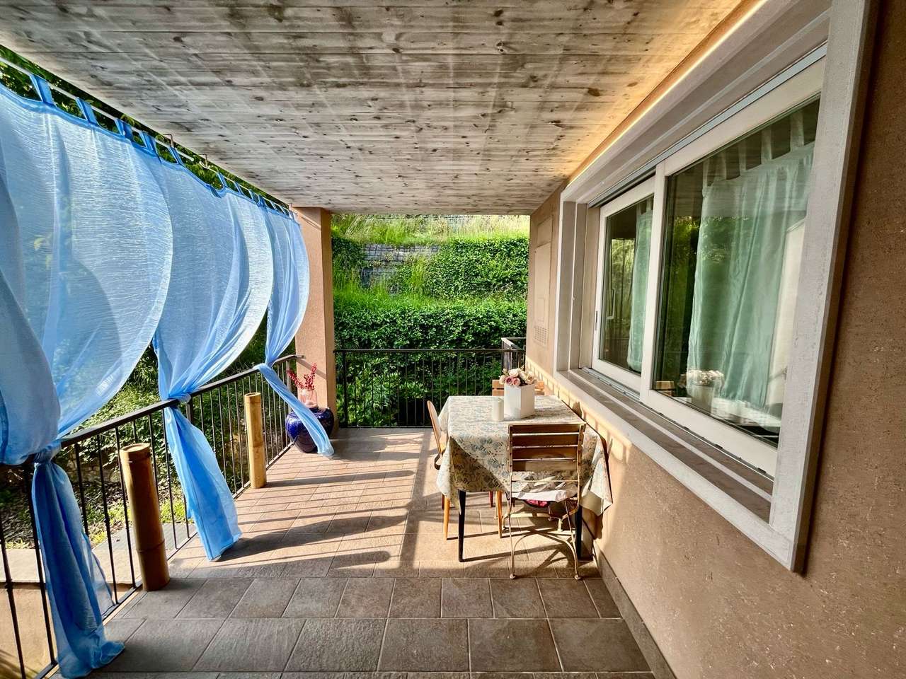 Maisonette auf 2 Ebenen mit 4 Zi, 2 Balkone, Garage, 2 Pools, nahe Gardasee