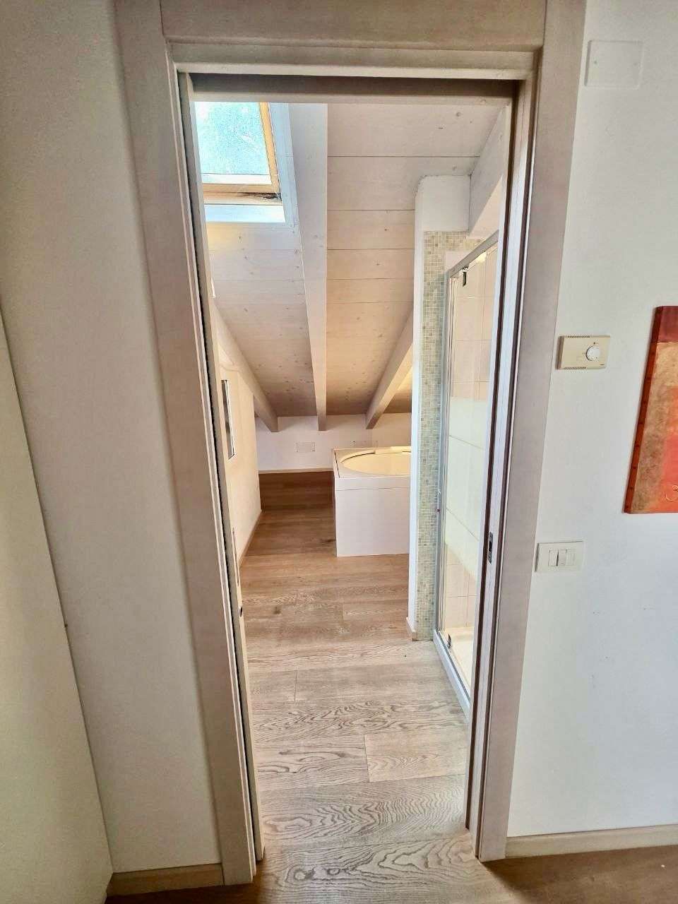 Maisonette auf 2 Ebenen mit 4 Zi, 2 Balkone, Garage, 2 Pools, nahe Gardasee