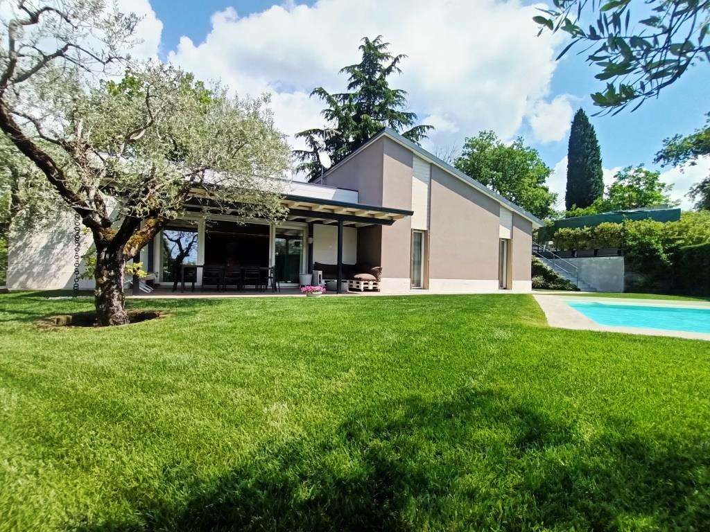 4 Zi.- Villa mit Pool, traumhafter Garten, Klima, Solar, Carport, Castion am Gardasee