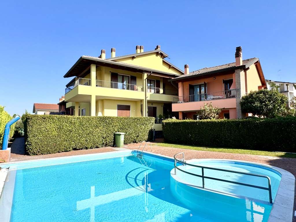 renovierte 2-Zi-Wohnung mit umlaufenden Balkon, Pool, Klima