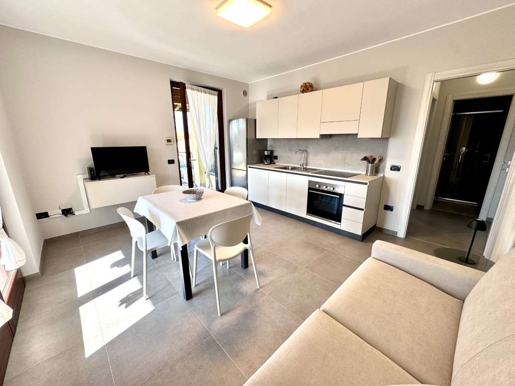 renovierte 2-Zi-Wohnung mit umlaufenden Balkon, Pool, Klima