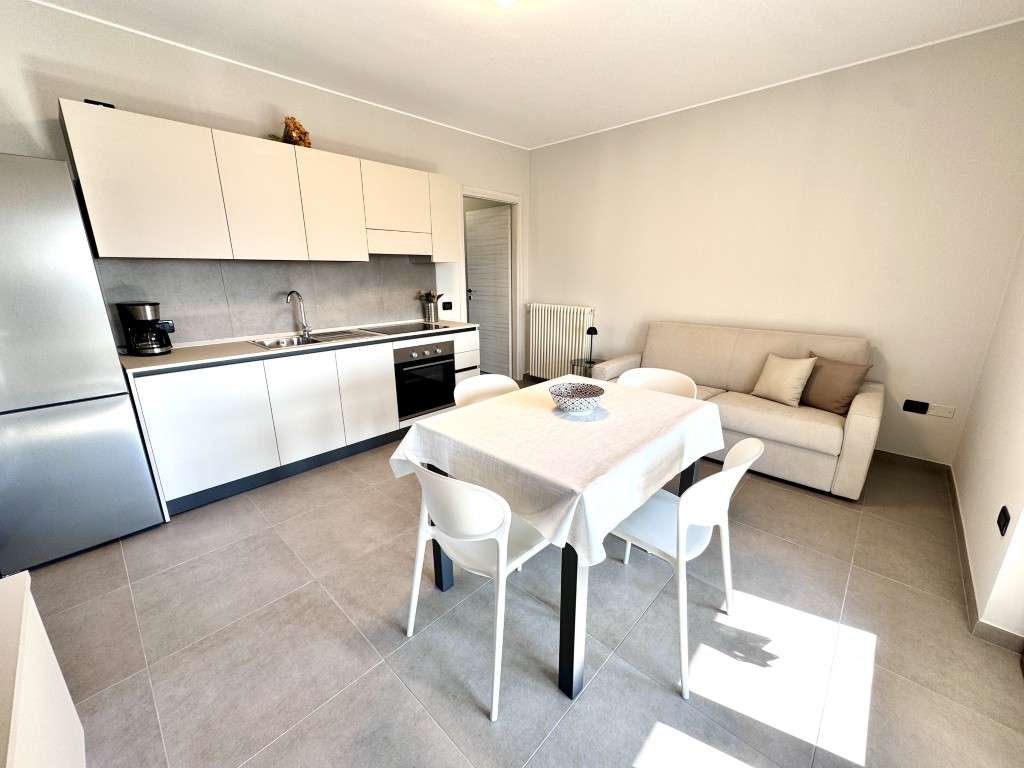 renovierte 2-Zi-Wohnung mit umlaufenden Balkon, Pool, Klima