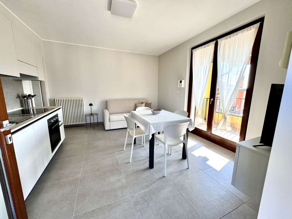 renovierte 2-Zi-Wohnung mit umlaufenden Balkon, Pool, Klima