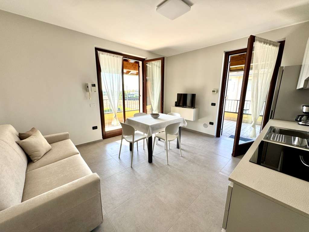 renovierte 2-Zi-Wohnung mit umlaufenden Balkon, Pool, Klima