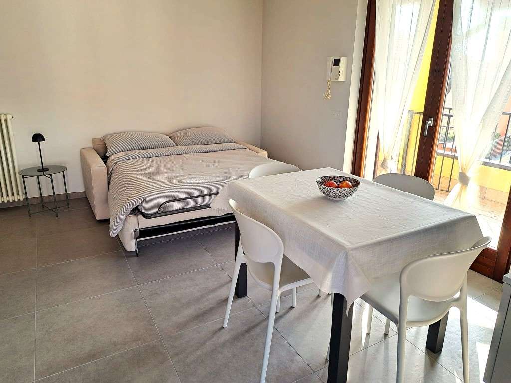 renovierte 2-Zi-Wohnung mit umlaufenden Balkon, Pool, Klima