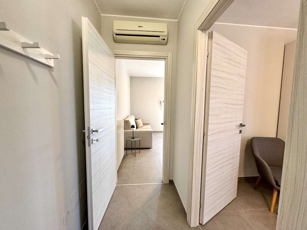 renovierte 2-Zi-Wohnung mit umlaufenden Balkon, Pool, Klima