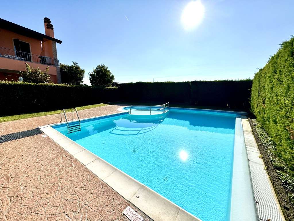 renovierte 2-Zi-Wohnung mit umlaufenden Balkon, Pool, Klima