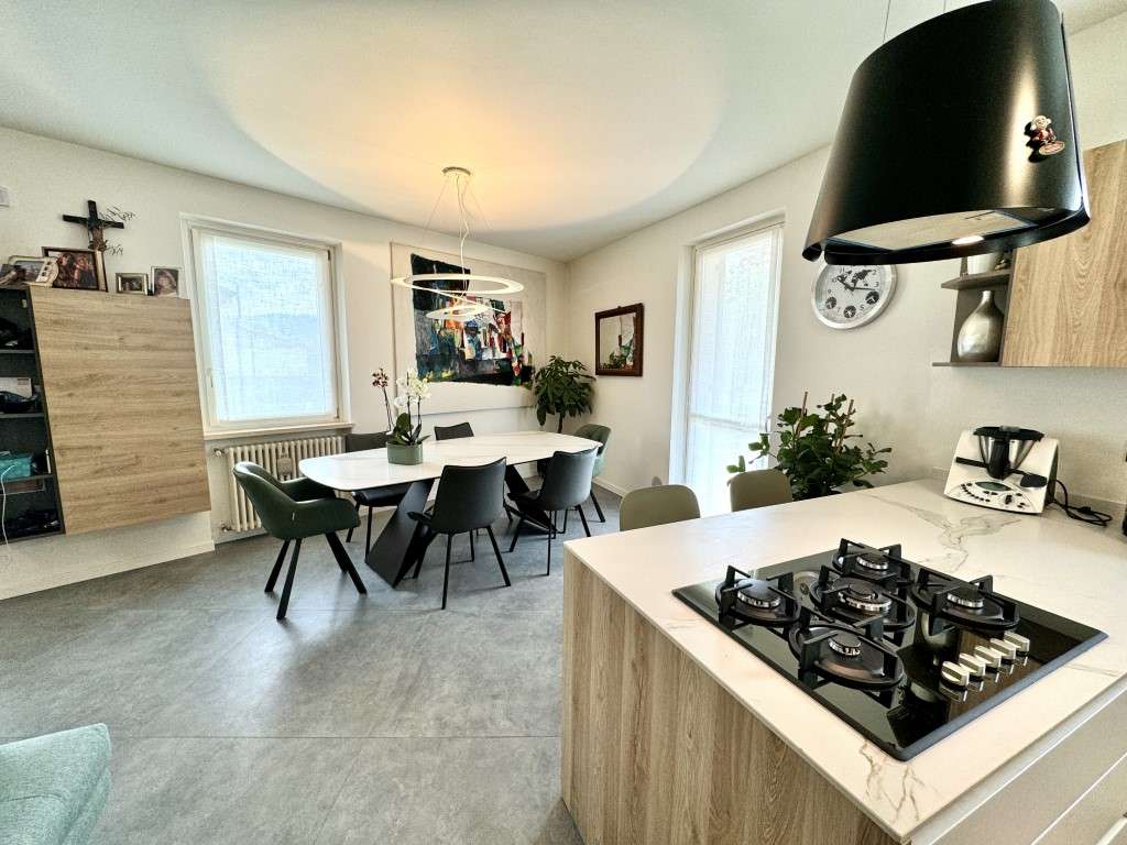 modernes Reihenhaus mit 3 SZ, 2 Bäder, 2 Balkone, Garten, Garage, kompl. renoviert