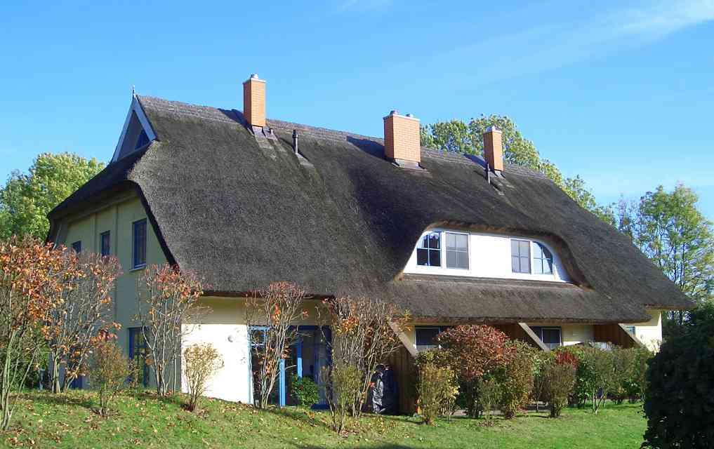 Reetdach Reihenhaus 3 SZ, 2 Bäder, möbliert, 3 Ebenen idyllische Lage Rügen, Kamin, Wallbox