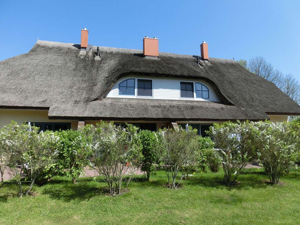 Reetdach Reihenhaus 3 SZ, 2 Bäder, möbliert, 3 Ebenen idyllische Lage Rügen, Kamin, Wallbox