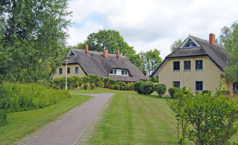 Reetdach Reihenhaus 3 SZ, 2 Bäder, möbliert, 3 Ebenen idyllische Lage Rügen, Kamin, Wallbox