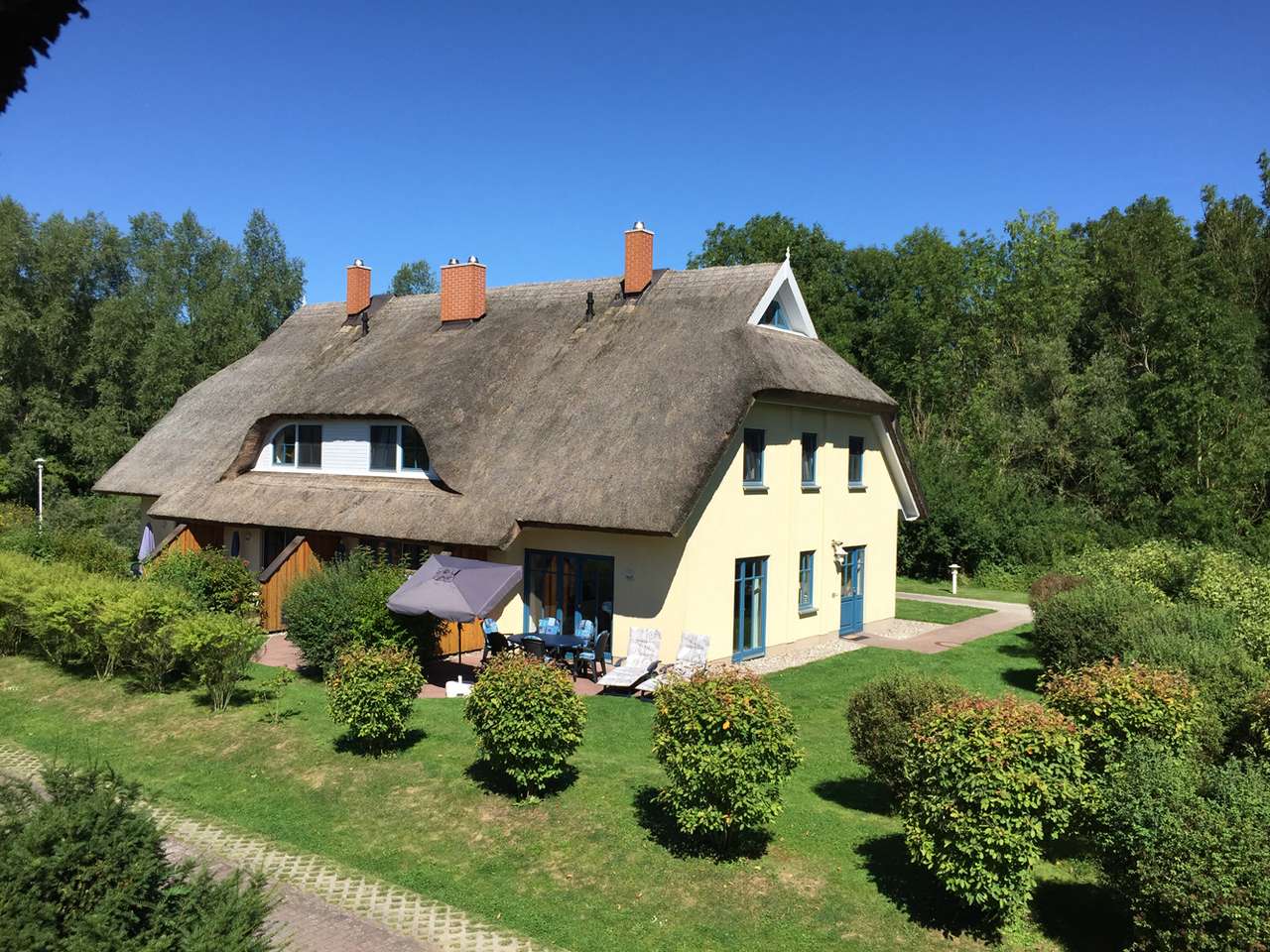 Reetdach Reihenhaus 3 SZ, 2 Bäder, möbliert, 3 Ebenen idyllische Lage Rügen, Kamin, Wallbox