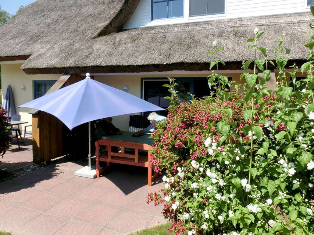 Reetdach Reihenhaus 3 SZ, 2 Bäder, möbliert, 3 Ebenen idyllische Lage Rügen, Kamin, Wallbox