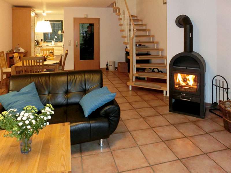 Reetdach Reihenhaus 3 SZ, 2 Bäder, möbliert, 3 Ebenen idyllische Lage Rügen, Kamin, Wallbox