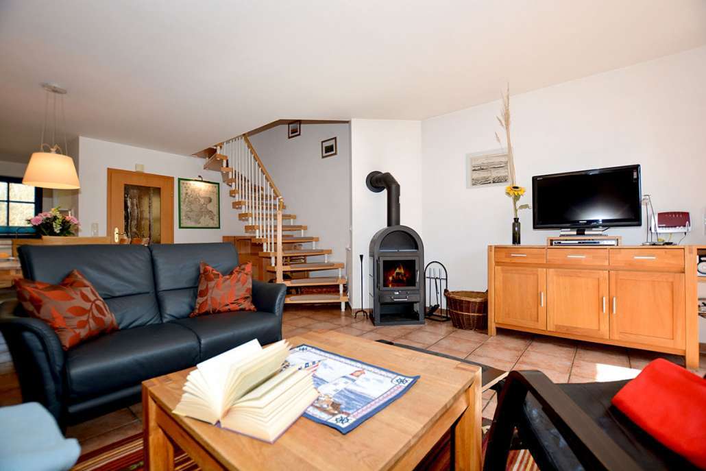 Reetdach Reihenhaus 3 SZ, 2 Bäder, möbliert, 3 Ebenen idyllische Lage Rügen, Kamin, Wallbox