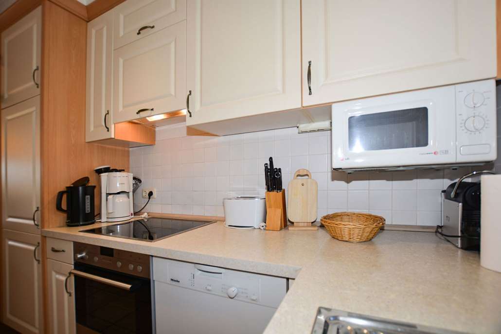 Reetdach Reihenhaus 3 SZ, 2 Bäder, möbliert, 3 Ebenen idyllische Lage Rügen, Kamin, Wallbox