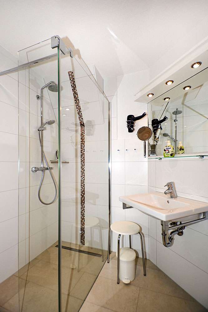 Reetdach Reihenhaus 3 SZ, 2 Bäder, möbliert, 3 Ebenen idyllische Lage Rügen, Kamin, Wallbox